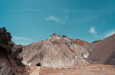 卡多纳盐矿和西班牙加泰罗尼亚的多彩山峰橙图片