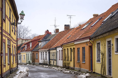瑞典Ystad市SkaneSchonen地区的一条典型的小街道图片