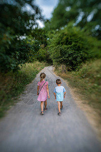 哥和姐一起走在一条狭小的铺路上图片