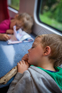 小白种男孩和女孩回家的路上睡在火车厢里睡图片
