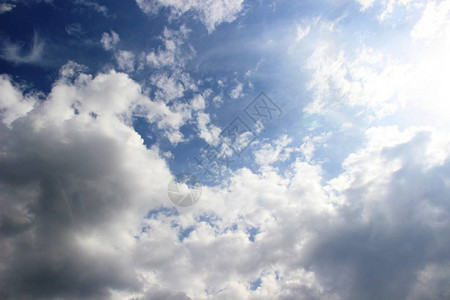 春天的空中的云彩图片