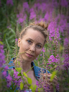 一个穿着紫色花朵的漂亮女人的肖像图片