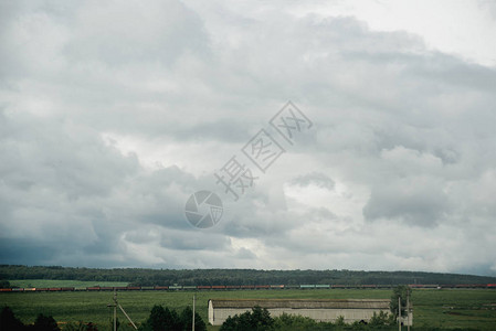 乡村农场景观中火车组合物上的阴暗雨天云图片