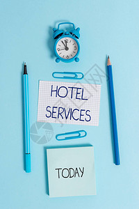 显示酒店服务的书写笔记设施和住宿设施的商业概念闹钟方形纸记事本图片