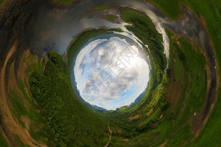 小行星360度全景鸟瞰图与MaeChang水库图片