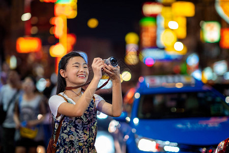 亚洲女士在泰国曼谷市夜里到Yaowara图片