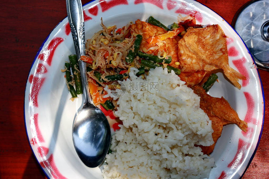 Sayurasem或sayurasam是一种源自印度尼西亚的东南亚蔬菜汤这是一道很受欢迎的印尼菜图片