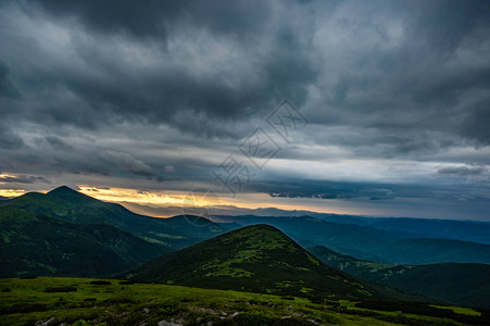 喀尔巴阡山脉多云天气的晚上图片