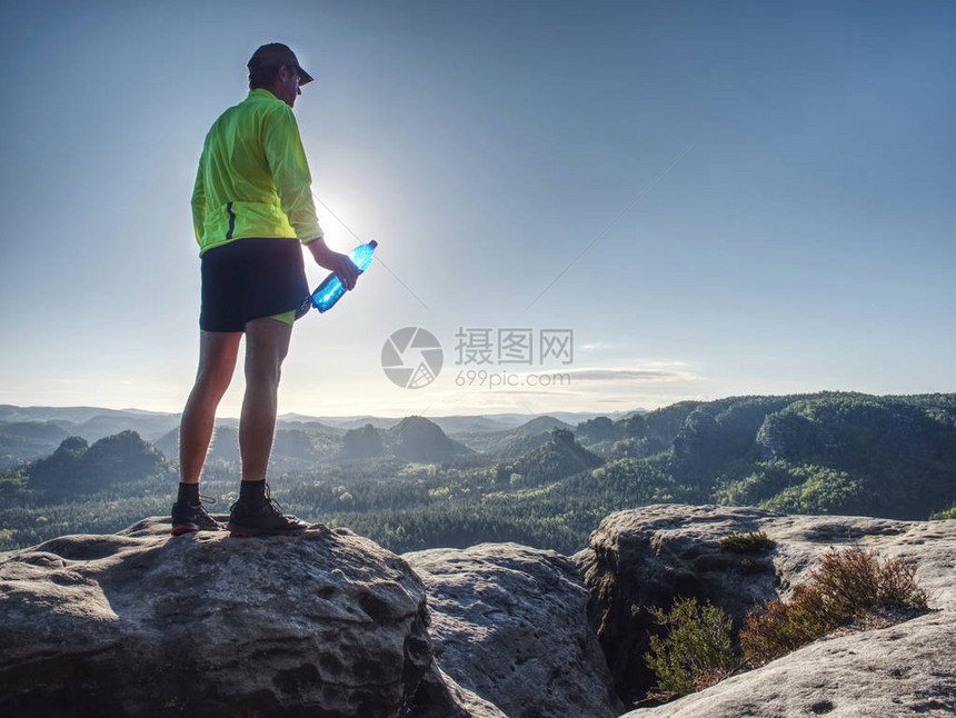 穿着运动服的跑步者图片