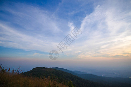 傍晚天空与高山的景观图片