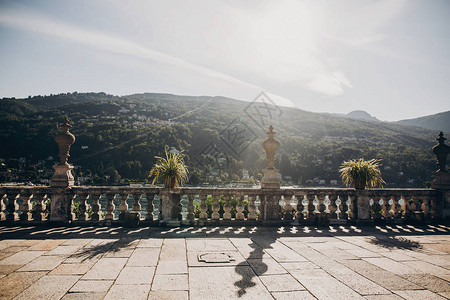 Maggiore山上的石头地标和露台的美景图片