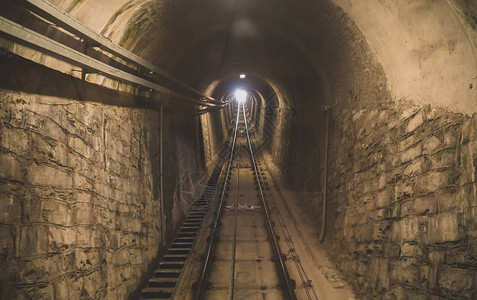 意大利的科莫布鲁涅特真菌隧道图片