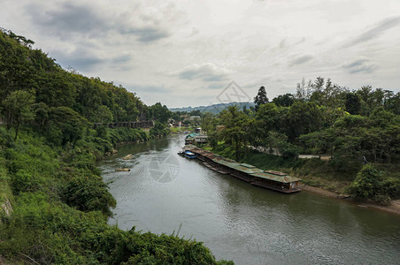 二战后铁路对泰国坎沙那毛里省Kanchanaburi的大气和观点图片