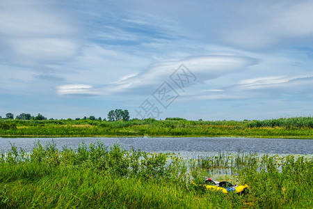 乌克兰Pripyat河沼泽岸上的黄皮艇图片