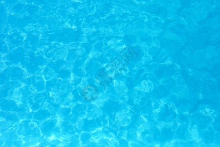 游泳池中的蓝色水波纹水细节背景图片