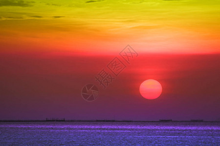 夕阳在彩虹天空中落日夜空的夜云在黄图片