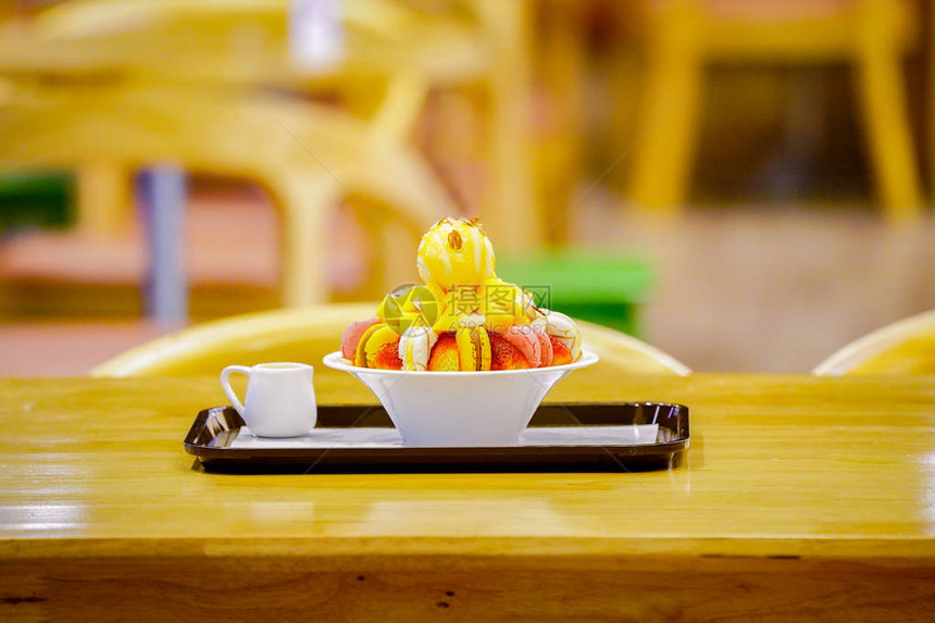 Bingsu亚洲冰新鲜的夏季甜点图片