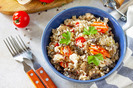食物菜单健康食品蔬菜蘑菇加茄子的大米和背景图片