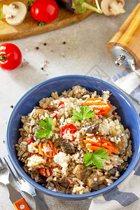 饮食菜单健康食品素食蔬菜蘑菇肉饭石桌上的茄子和蘑菇饭您的文图片