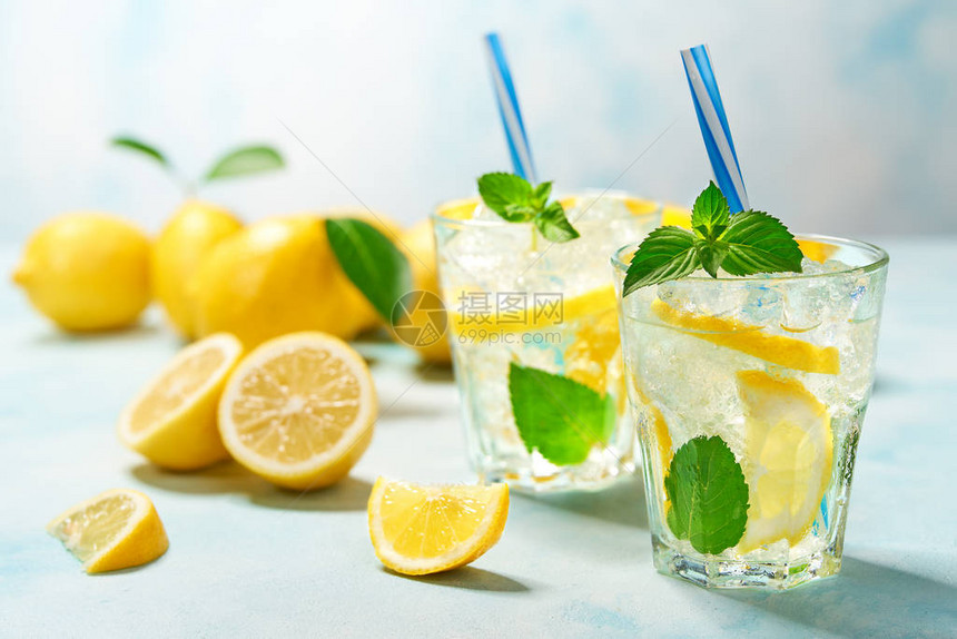 淡背景的柠檬和鲜柠檬薄荷杯冷清凉的柠檬水用于夏图片