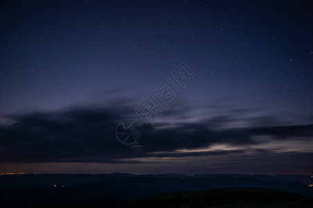 喀尔巴阡山脉上空黎明前的星图片
