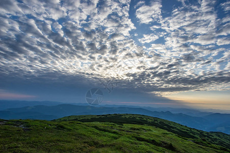 戈弗拉山夏日早晨喀尔巴阡山脉上空的卷云背景