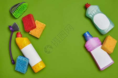彩色海绵消毒剂喷雾剂和清洁剂图片