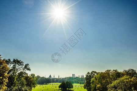 巴伐利亚慕尼黑英国花园全景巴图片