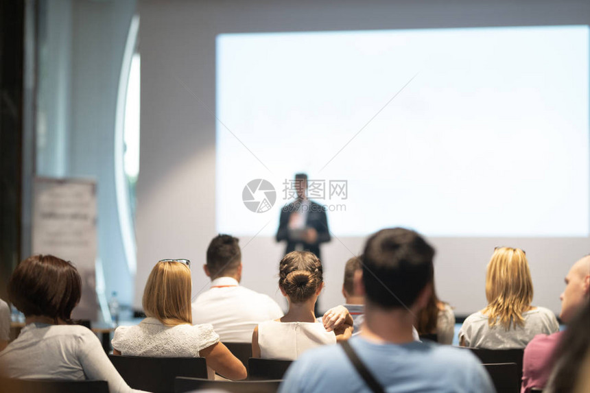 男发言人在商务活动的会议厅发表演讲会议厅的观众商业和理念专注于观众中图片