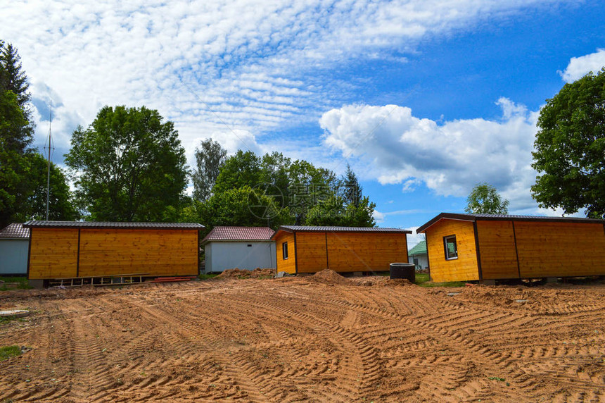 建造郊区模块化速生房建筑小屋的小黄木框架预制生态房图片