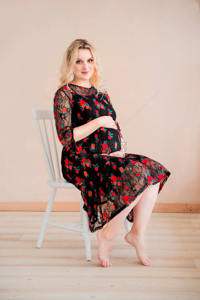 相片照孕妇坐在对面的米色图片