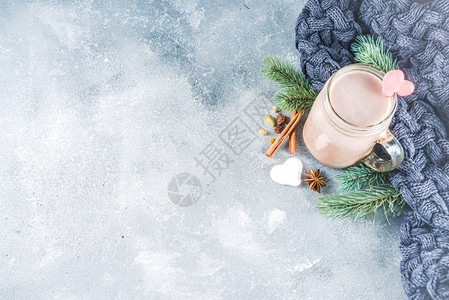 冬季热巧克力杯圣诞节热可饮料和圣诞树枝图片