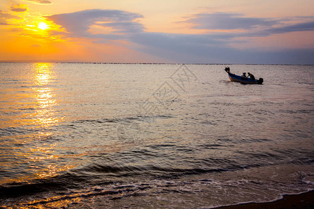 渔船正经过海面在早上捕图片