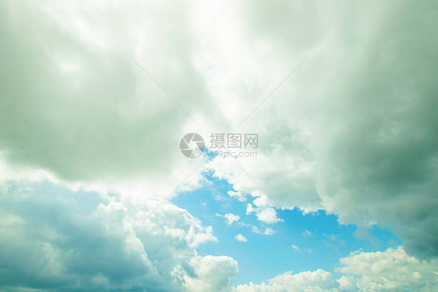 白色蓬松厚的云彩映衬着蓝天自然背景壁纸清洁空气和生态的概图片
