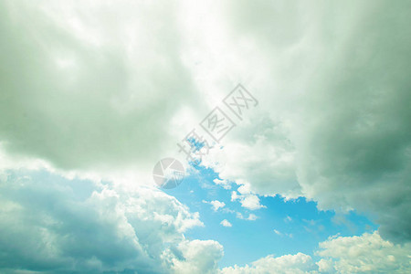 白色蓬松厚的云彩映衬着蓝天自然背景壁纸清洁空气和生态的概图片