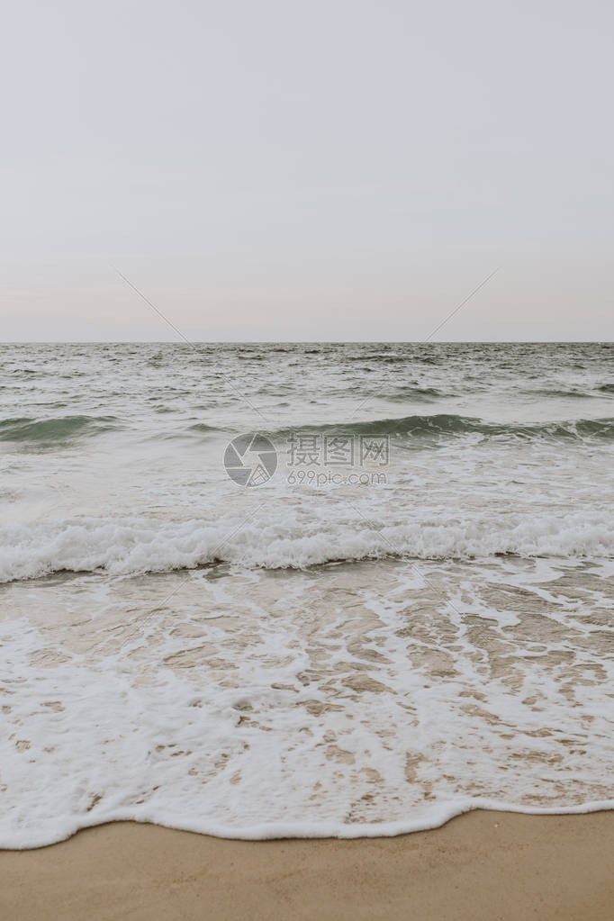 泰国普吉岛的海浪中色的最小构图夏季概图片