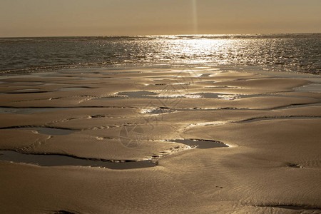 大西洋法国海滩的低潮日落东图片