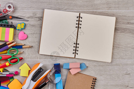 学习用品和白纸笔记本五颜六色的学校配件和空纸记事图片