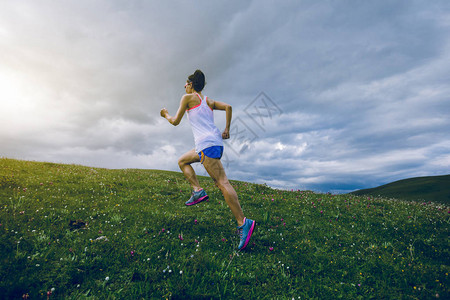女超马拉松女跑步者在图片