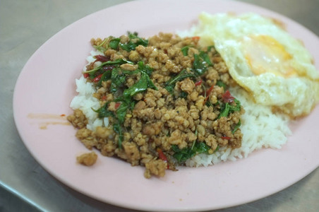 泰国食物Stir油炸泰国烤肉配有薄图片