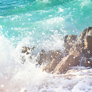海浪在石头上喷涌美图片