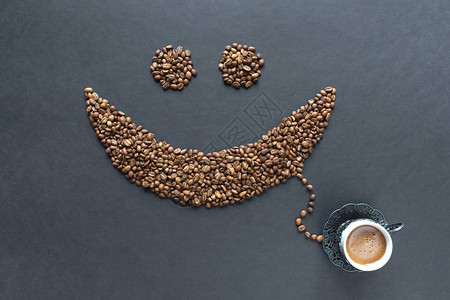咖啡豆里的笑脸黑底的咖啡图片