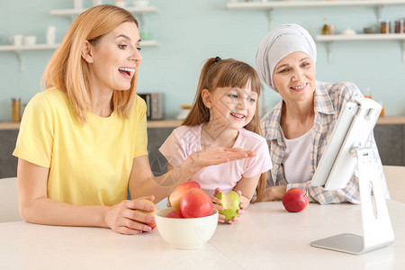 化疗后的女性与家人和平板电脑在背景图片