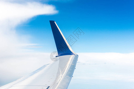 从飞机内部观察的航空机翼天空中的云图片