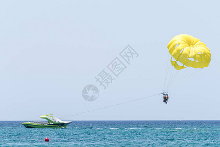 人们在塞浦路斯地中海的寄生地上玩得开心图片