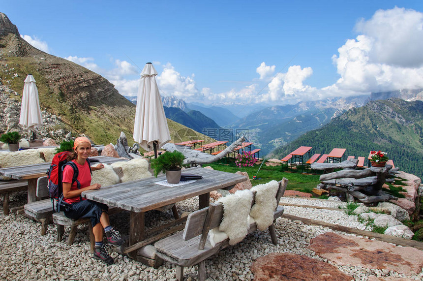 在意大利多洛米特阿尔卑斯山一个舒适咖啡厅的桌子上图片