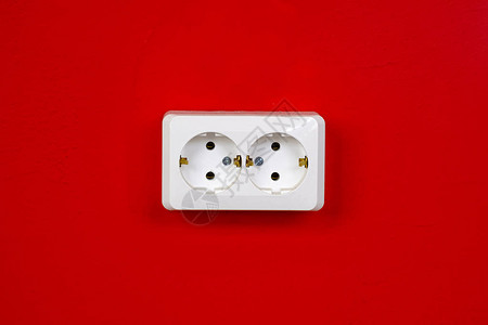 空的不插电的欧洲墙壁插座紧靠红色背景与欧洲电图片