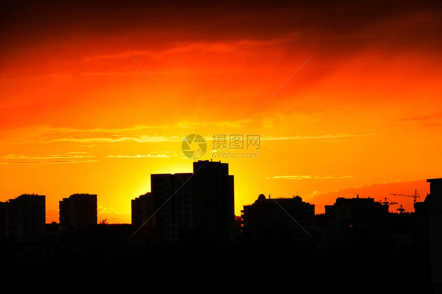 深蓝云有白光天空背景和城市午夜图片