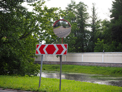 道路交通mirrow和红色交通标志图片