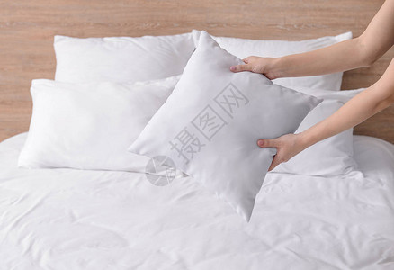 女人在床上蓬松柔软的枕头图片